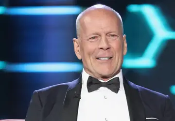 Bruce Willis está agressivo e mãe acredita que ele não a reconhece mais, diz primo